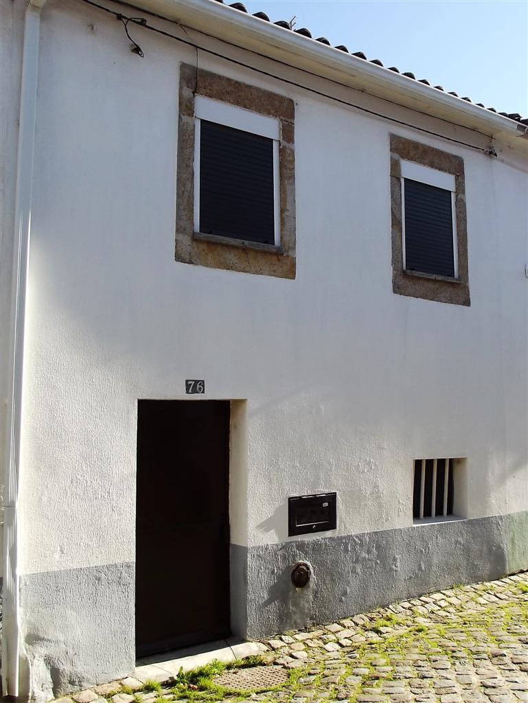 Two bed property located in schist village of Pedrogao Pequeno